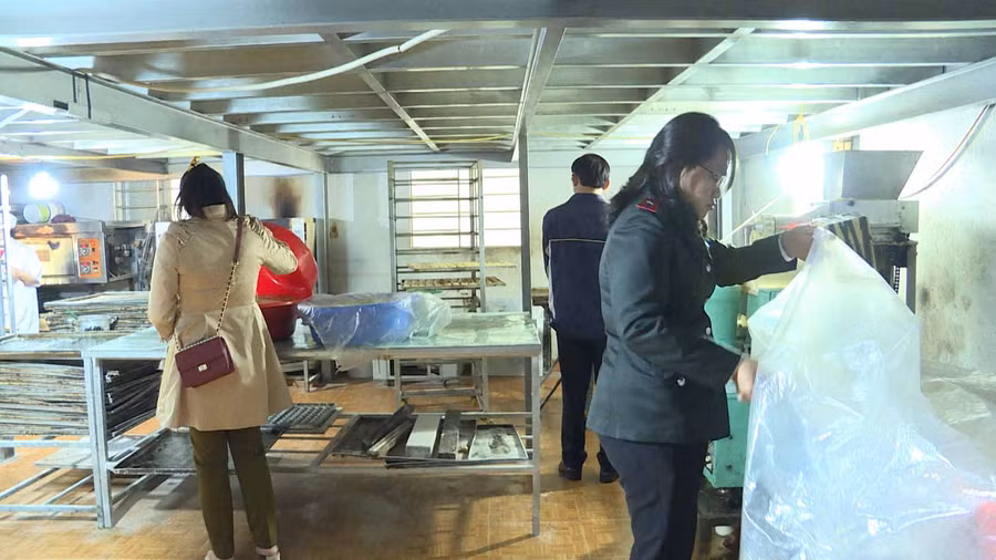  Đoàn kiểm tra tại cơ sở sản xuất bánh Thiên Phúc. Ảnh: Như Nguyện