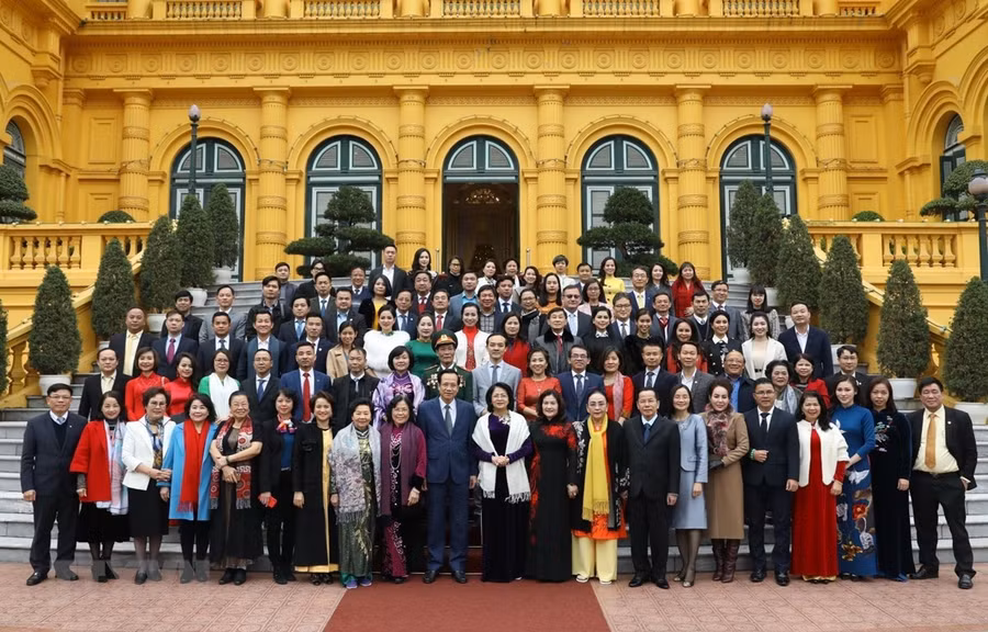 Phó Chủ tịch nước Đặng Thị Ngọc Thịnh với các nhà tài trợ Quỹ Bảo trợ trẻ em Việt Nam. (Ảnh: Văn Điệp/TTXVN)