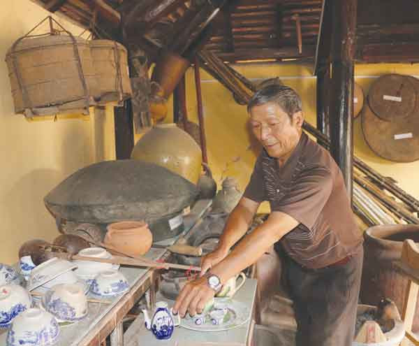 Không gian bên trong nhà khói được trưng bày nhiều hiện vật bếp xưa. Ảnh: Ngọc Minh