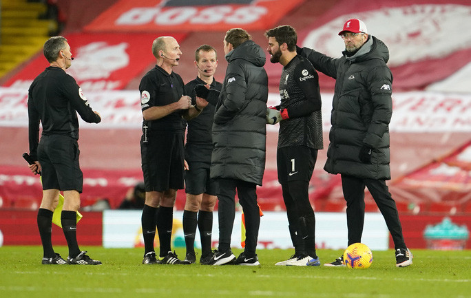 HLV Klopp phải ngăn Alisson tranh cãi với trọng tài sau trận