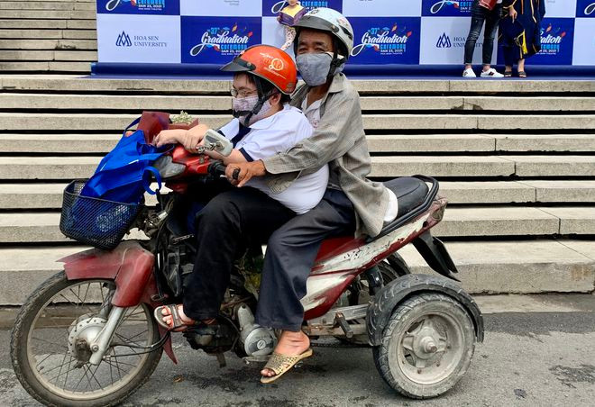  Cha con Tuấn trong ngày nhận bằng đại học, với ông Tiến, từ nay bớt đi một nỗi lo khi con đã trưởng thành hơn