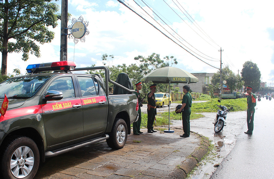 Lực lượng Vệ binh của Tiểu đoàn 27 thực hiện công tác kiểm soát quân sự. Ảnh: Thiên Thanh Lực lượng vệ binh của Tiểu đoàn 27 thực hiện công tác kiểm soát quân sự. Ảnh: Thiên Thanh