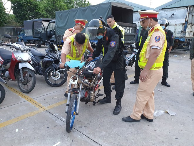 Các xe đua bị tạm giữ trên đường ven biển Bình Châu - Bưng Riềng ngày 1.1.2021 ẢNH: NGUYỄN LONG