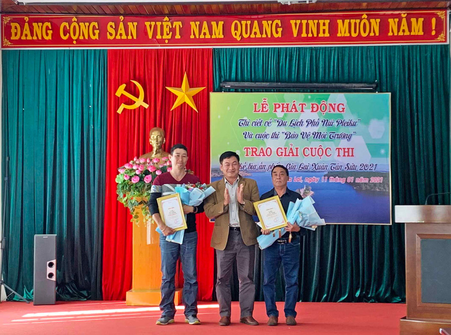 Nhà báo Huỳnh Kiên-Bí thư Đảng ủy, Tổng Biên tập Báo Gia Lai trao giải cho 2 tác giả đạt giải tại cuộc thi “Thiết kế bìa ấn phẩm Gia Lai Xuân Tân Sửu 2021”. Ảnh: Phương Linh Nhà báo Huỳnh Kiên-Tổng Biên tập Báo Gia Lai (giữa) trao giải cho 2 tác giả đạt giải tại cuộc thi “Thiết kế bìa ấn phẩm Gia Lai Xuân Tân Sửu năm 2021”-ảnh Phương Linh