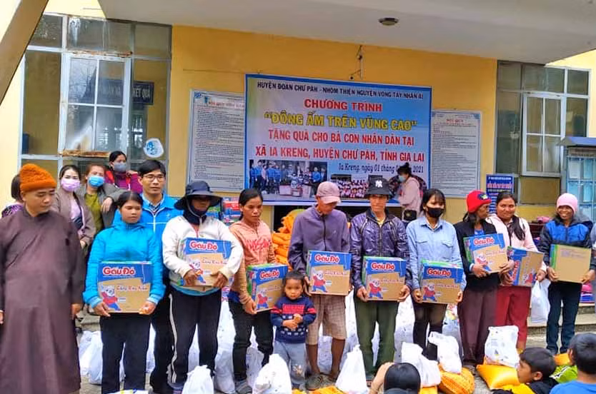 Ban tổ chức tặng quà cho hộ nghèo xã Ia Kreng. Ảnh: Phan Lài 
