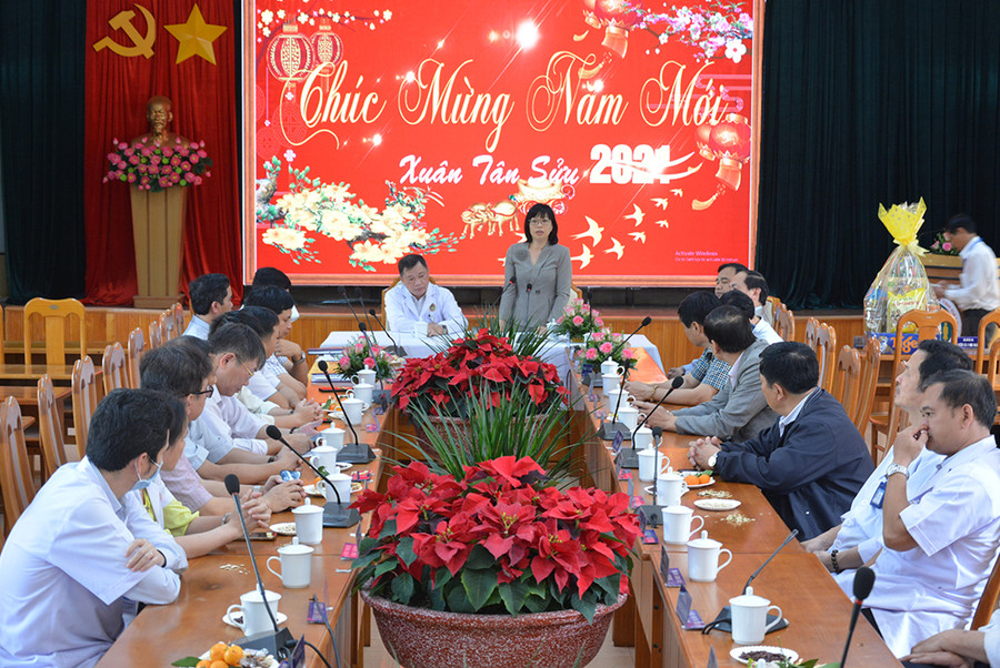 Phó Chủ tịch UBND tỉnh Nguyễn Thị Thanh Lịch thăm, chúc Tết cán bộ, viên chức Bệnh viện Đa khoa tỉnh. Ảnh: Phương Duyên Phó Chủ tịch UBND tỉnh Nguyễn Thị Thanh Lịch thăm, chúc Tết cán bộ, viên chức Bệnh viện Đa khoa tỉnh. Ảnh: Phương Duyên