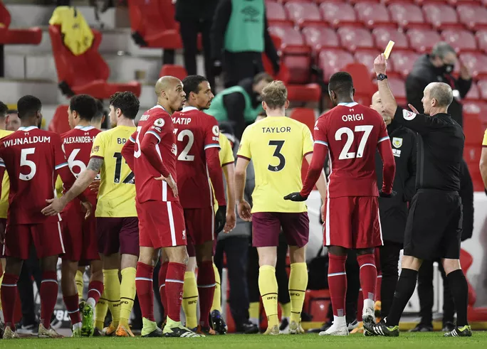 Fabinho nhận thẻ vì xô xát với Ashley Barnes ở hiệp 1