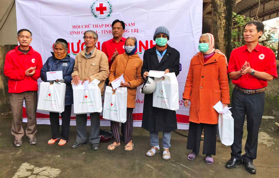 Tặng quà cho người dân do ảnh hưởng bởi lũ lụt tại huyện Triệu Phong, tỉnh Quảng Trị. Ảnh: Hồng Ngọc