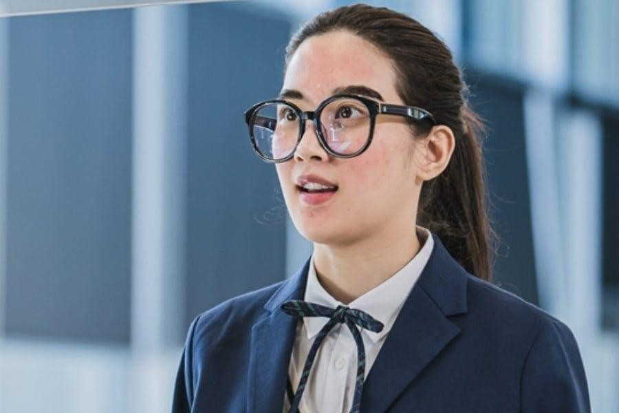 Trong phim mới “True Beauty” (Vẻ đẹp đích thực), nữ diễn viên vào vai Lim Ju Gyeong, một học sinh trung học vui vẻ và lạc quan. Cô sử dụng trang điểm để đối phó với nỗi bất an về ngoại hình của mình. Ảnh: Instagram.