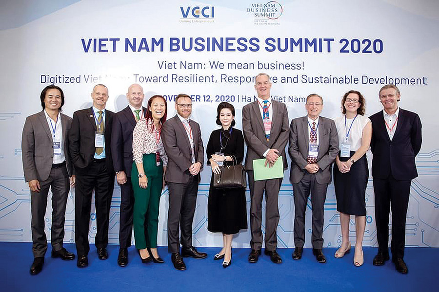  Doanh nhân Võ Thị Ngọc Huyền (thứ 5 từ phải sang) tham dự chương trình Viet Nam Business Summit 2020 cùng các tập đoàn lớn, doanh nhân xuất sắc của các khu vực (ảnh nhân vật cung cấp).