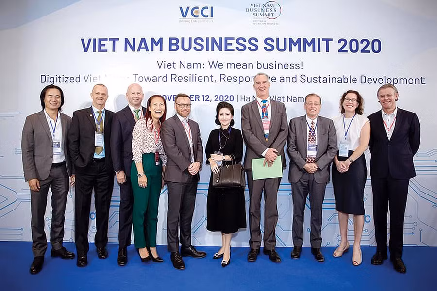  Doanh nhân Võ Thị Ngọc Huyền (thứ 5 từ phải sang) tham dự chương trình Viet Nam Business Summit 2020 cùng các tập đoàn lớn, doanh nhân xuất sắc của các khu vực (ảnh nhân vật cung cấp).