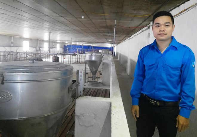 Anh Phan Văn Minh trong trang trại chăn nuôi khép kín của mình ẢNH: MẠNH CƯỜNG