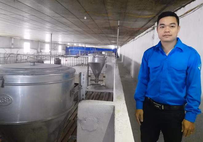 Anh Phan Văn Minh trong trang trại chăn nuôi khép kín của mình ẢNH: MẠNH CƯỜNG