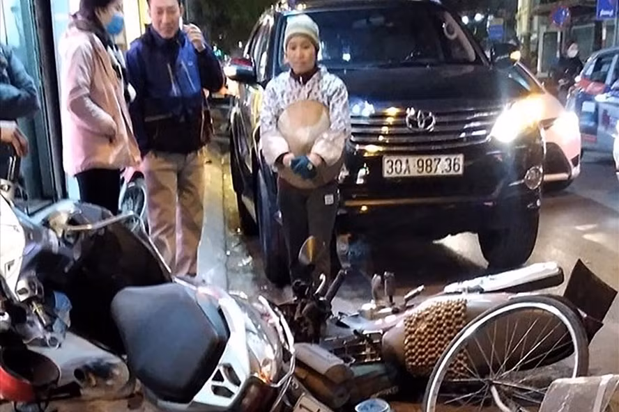 Hiện trường vụ nữ tài xế tông hàng loạt xe máy trên phố. Ảnh: T. Liễu