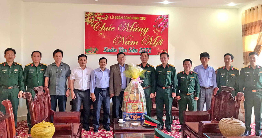 Thăm và chúc Tết Lữ đoàn Công binh 280 (Quân khu 5). Ảnh: Vũ Thảo