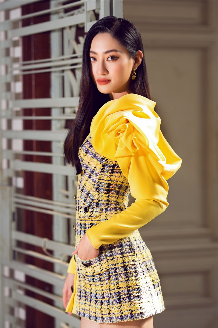 Chính sự kết hợp từ kiểu dáng đến chất liệu và màu sắc đã mang lại hình ảnh Lương Thùy Linh trong vai một quý cô vừa hiện đại, quyến rũ vừa sang trọng thanh lịch, tràn đầy hơi thở tươi mới của mùa xuân.