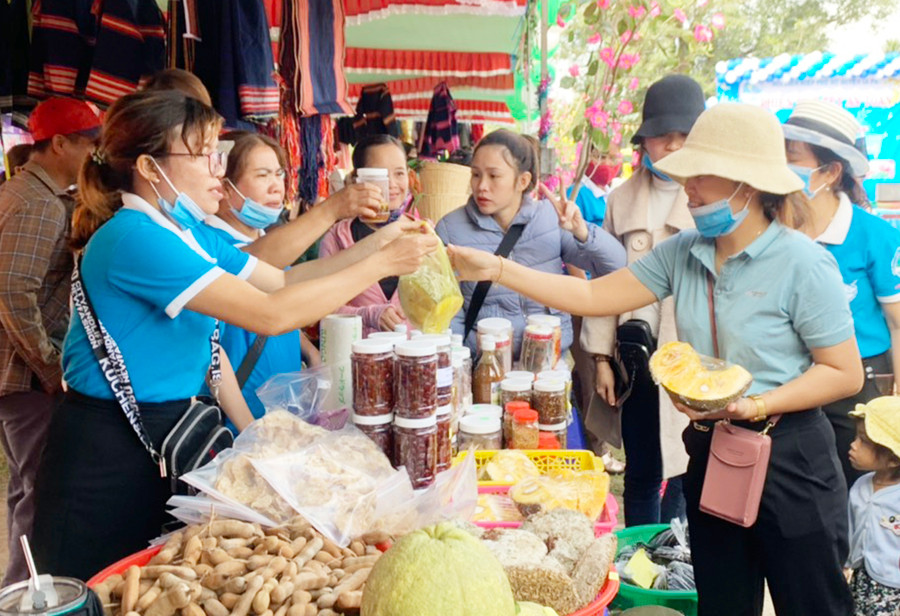 Khách hàng tham gia mua sắm tại các gian hàng. Ảnh: Vũ Chi