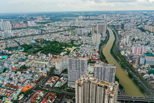 Những khó khăn kéo dài của nền kinh tế dưới tác động của Covid-19 ảnh hưởng nặng nề đến kế hoạch tài chính của nhiều nhà đầu tư bất động sản. Ảnh: Quỳnh Danh.