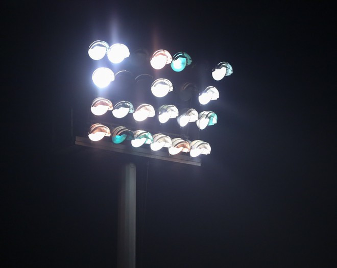 Dàn đèn sân Vinh đã không đủ sáng theo yêu cầu, lại còn bị cháy bóng. Ảnh: NHÂN VĂN