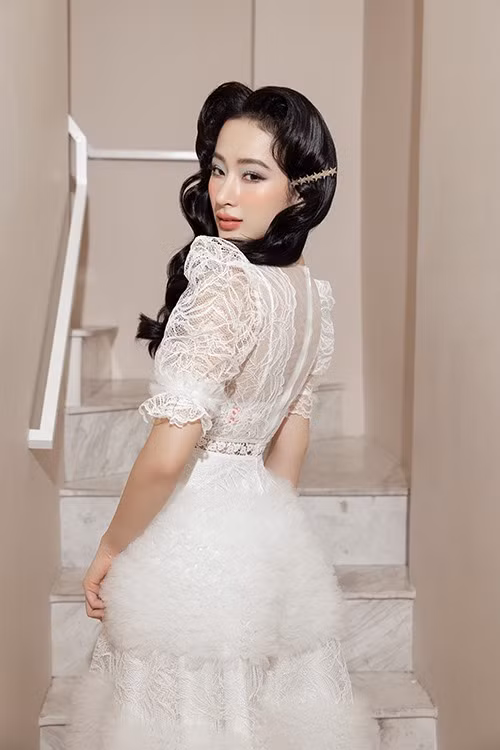 Angela Phương Trinh nói rằng hiện tại cô thấy thoải mái với lựa chọn của mình bằng những gam màu nữ tính, kín đáo. Tuy nhiên, người đẹp cũng nói rằng cô sẽ thay đổi phong cách thời trang tùy vào sự kiện chứ không phải bó buộc ở một hình ảnh nhất định.