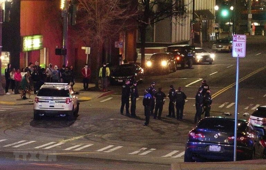 Cảnh sát Mỹ làm nhiệm vụ trên một đường phố ở Washington, DC. (Ảnh: AP/TTXVN) Cảnh sát Mỹ làm nhiệm vụ trên một đường phố ở Washington, DC. (Ảnh: AP/TTXVN)