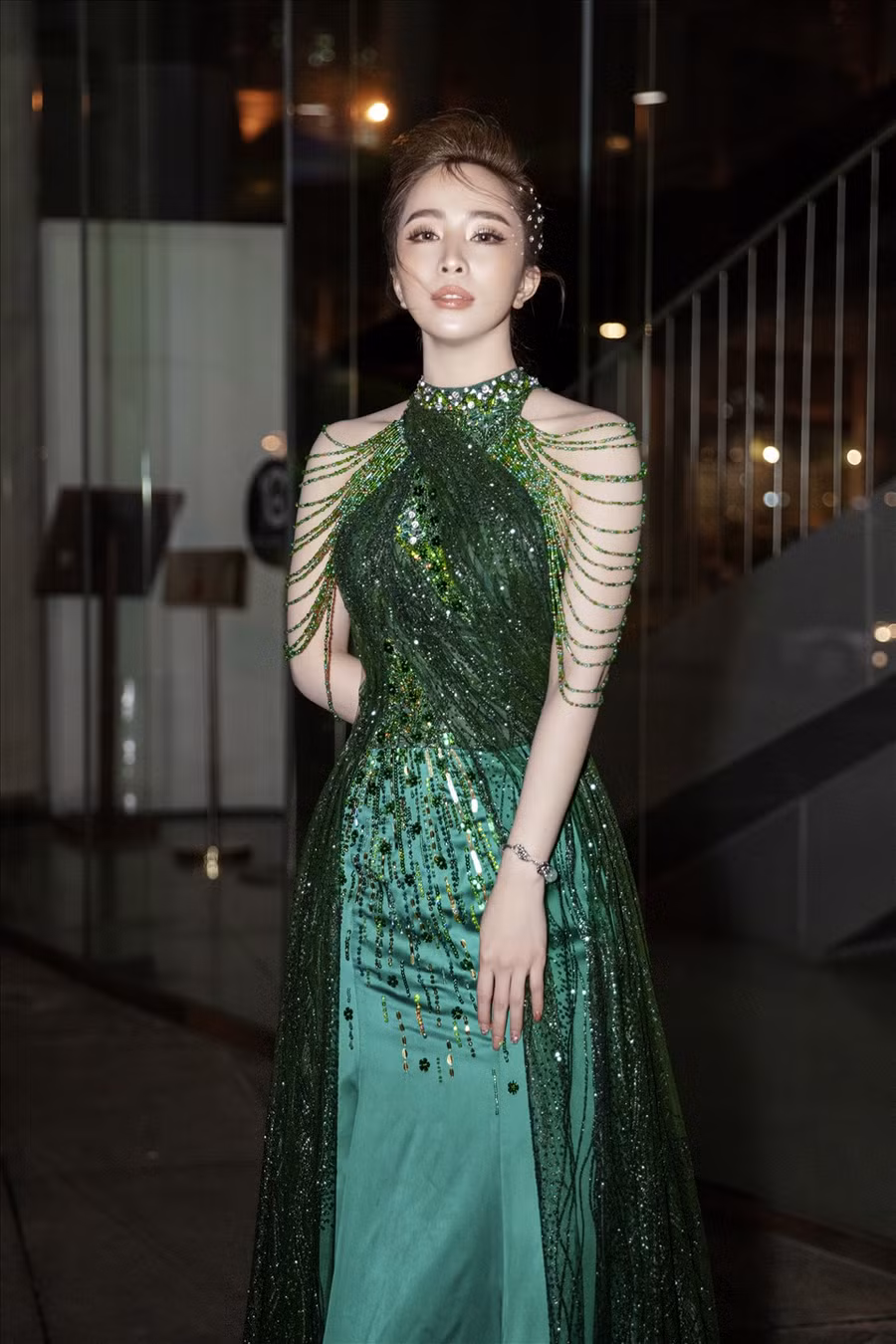 Đồng thời, bộ váy dạ hội ôm sát vẫn giúp Quỳnh Nga khoe tối đa những đường cong tuyệt mỹ của cơ thể. Ảnh: Tiên Nguyễn