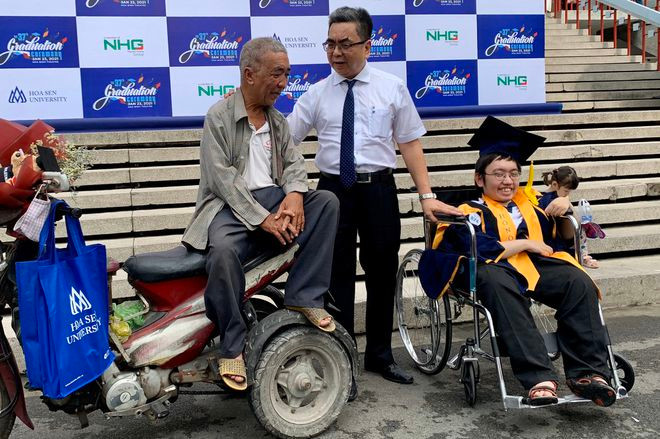 PGS.TS Nguyễn Ngọc Điện - Hiệu trưởng Trường ĐH Hoa Sen, chia sẻ niềm vui với cha con Tuấn trong ngày tốt nghiệp