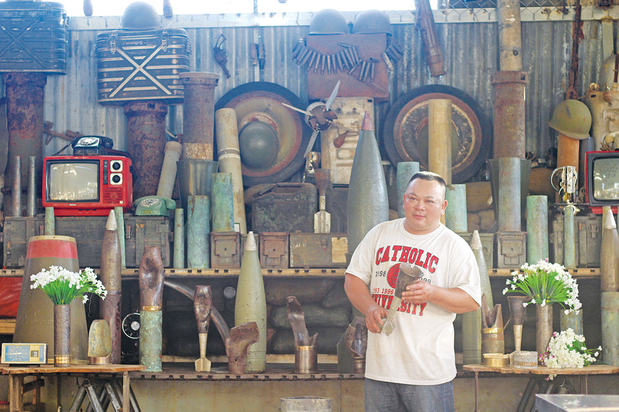 Anh Cai Linh Phương tự hào về bộ sưu tập hơn 1.000 kỷ vật chiến tranh. Ảnh: Thủy Bình Anh Cai Linh Phương tự hào về bộ sưu tập hơn 1.000 kỷ vật chiến tranh. Ảnh: Thủy Bình