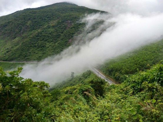 Những cung đường thấp thoáng trong mây khi nhìn từ trên cao. Ảnh: Đ.D