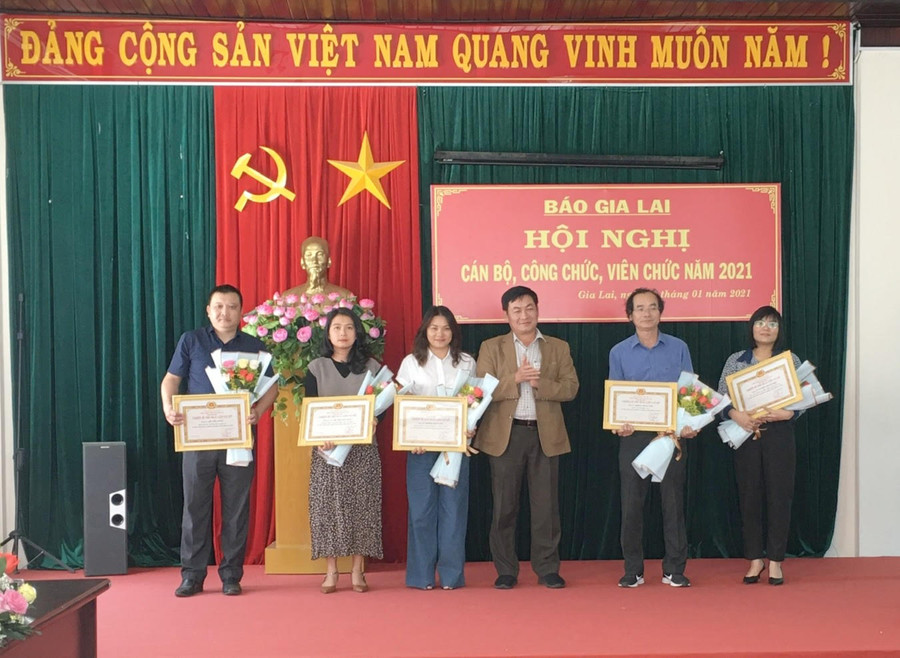 Có 9 cá nhân được tặng danh hiệu chiến sĩ thi đua cấp cơ sở năm 2020. Ảnh: Quang Tấn