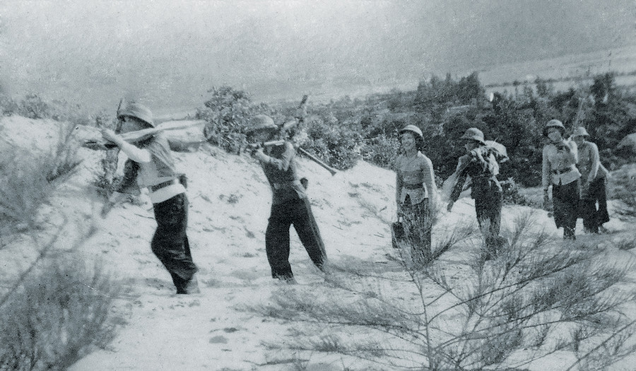  Tiểu đội Dân quân gái Kỳ Phương ra trận địa chiến đấu chống giặc Mỹ (ảnh tư liệu).