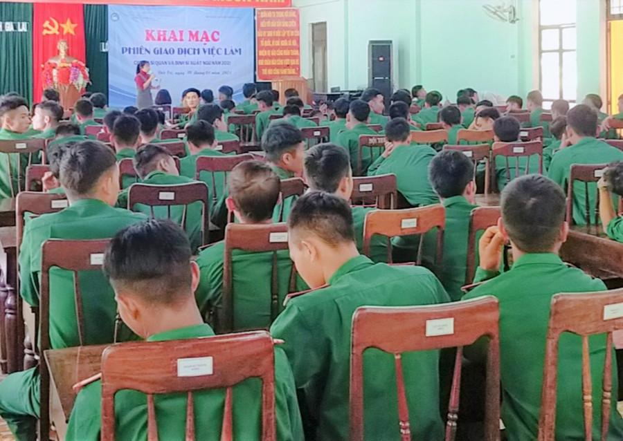 Quang cảnh phiên giao dịch việc làm. Ảnh: Đinh Yến Quang cảnh Phiên Giao dịch việc làm. Ảnh: Đinh Yến