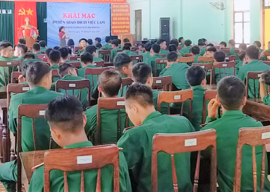  Quang cảnh Phiên Giao dịch việc làm. Ảnh: Đinh Yến