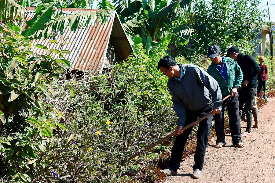 3.Đảng viên Rơ Lan Mur (đứng đầu) cùng người dân đều tích cực hưởng ứng, tham gia dọn vệ sinh các tuyến đường và các khu vực công cộng vào ngày 15 hàng tháng. Nhờ đó, đường làng Lê Ngol xanh sạch đẹp hơn.
