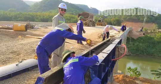 Cầu VĨnh Ninh còn nhiều hạng mục đang thi công dở dang.