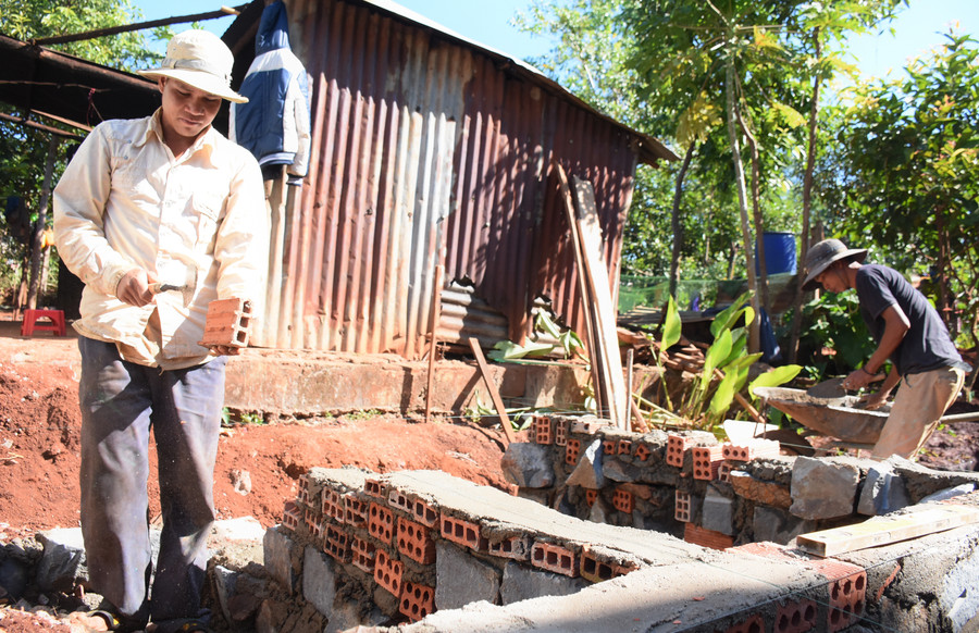 Gia đình ông Rơ Mah Lươi (làng Del) thuê thợ xây nhà vệ sinh, nhà tắm đảm bảo 3 sạch theo tiêu chí môi trường