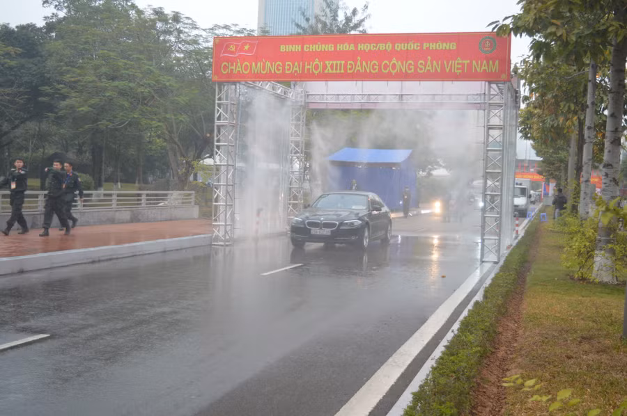 Tất cả phương tiện của phóng viên, nhân viên phục vụ khi vào Trung tâm Hội nghị Quốc gia (nơi tổ chức Đại hội đại biểu toàn quốc lần thứ XIII của Đảng) đều phải được khử trùng, khử khuẩn. hình 1-tất cả phương tiện của phóng viên, nhân viên khi vào Trung tâm Hội nghị đều phải được khử trùng, khử khuẩn