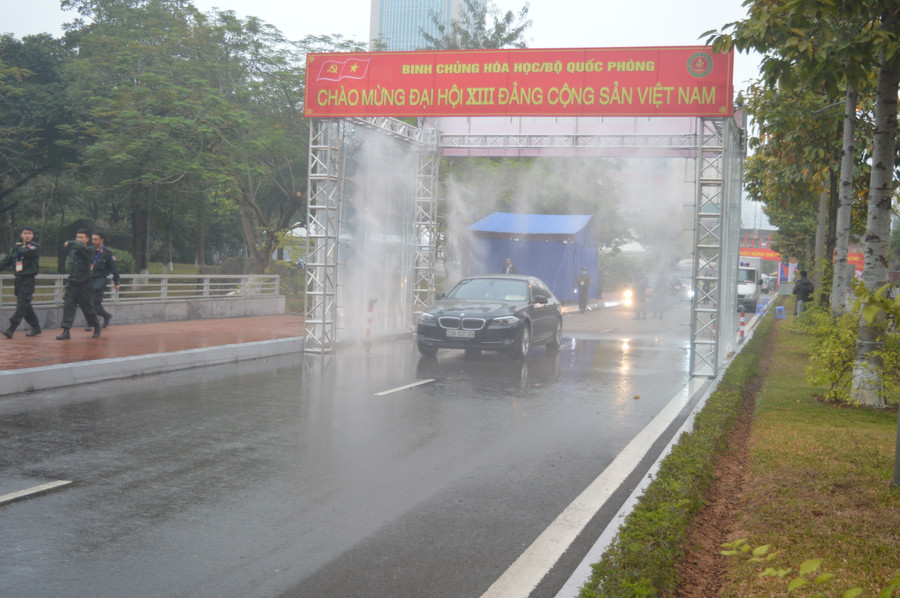 hình 1-tất cả phương tiện của phóng viên, nhân viên khi vào Trung tâm Hội nghị đều phải được khử trùng, khử khuẩn