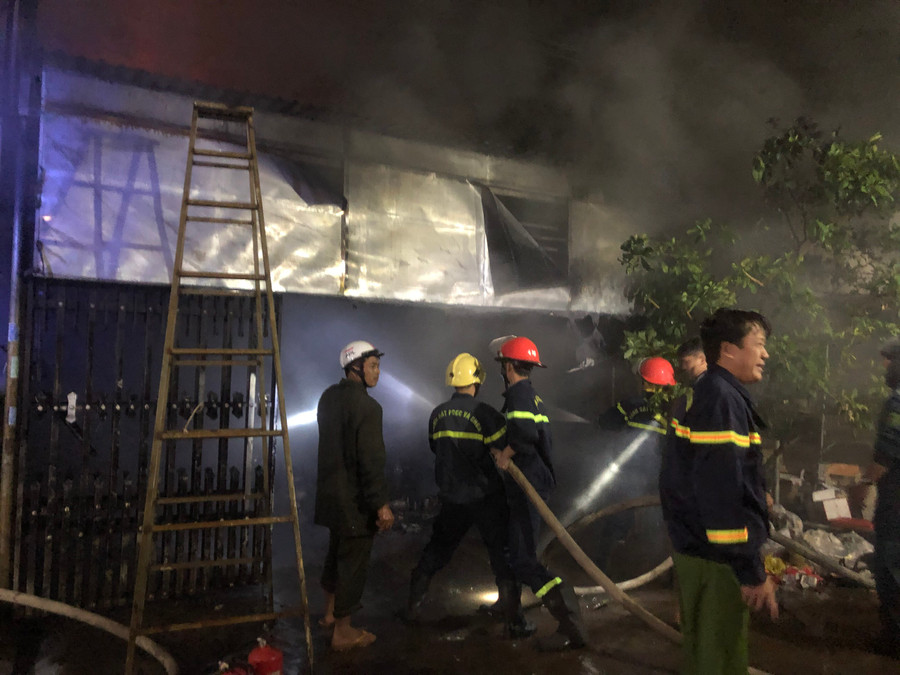  Lực lượng Công an tổ chức chữa cháy trong đêm. Ảnh: Văn Ngọc