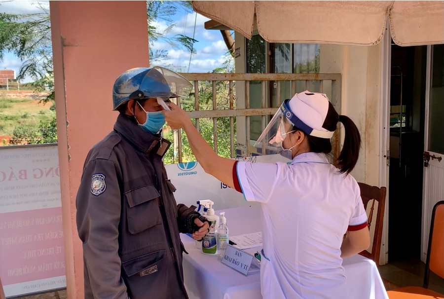 Hiện tất cả các bệnh viện trên địa bàn tỉnh đều thực hiện khám sàng lọc, phân luồng người bệnh, đảm bảo công tác phòng-chống dịch Covid-19 theo quy định. Ảnh: Như Nguyện