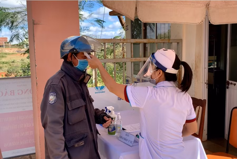 Hiện tất cả các bệnh viện trên địa bàn tỉnh đều thực hiện khám sàng lọc, phân luồng người bệnh, đảm bảo công tác phòng-chống dịch Covid-19 theo quy định. Ảnh: Như Nguyện