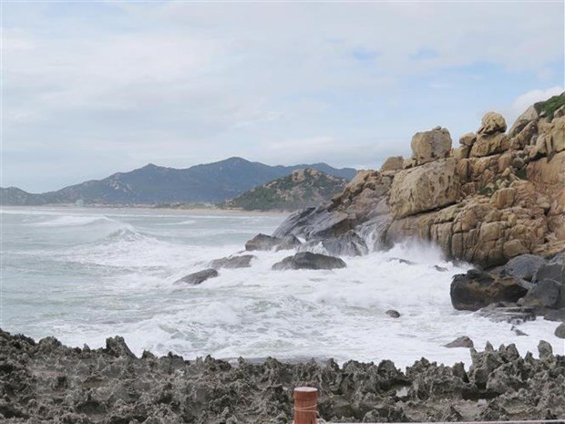 Công viên Đá nhìn từ bãi san hô cổ Thác trên biển. (Ảnh: Minh Hưng/TTXVN)