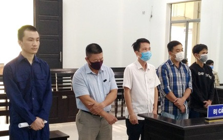 Các bị cáo Huy, Hòa, Hải, Khoa và Song Jia Hao tại phiên tòa vì "phù phép" biến người Trung Quốc thành người Việt Nam Các bị cáo Huy, Hòa, Hải, Khoa và Song Jia Hao tại phiên tòa vì