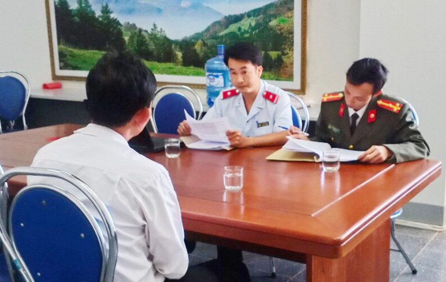 Phòng An ninh Chính trị nội bộ-Công an tỉnh phối hợp với Thanh tra Sở Thông tin-Truyền thông tỉnh tiến hành làm việc với ông D. để làm rõ hành vi sai phạm. Ảnh: Nguyễn Thúy Vũ