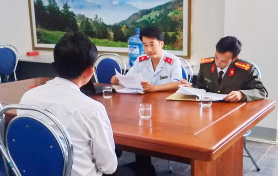 Phòng An ninh Chính trị nội bộ-Công an tỉnh phối hợp với Thanh tra Sở Thông tin-Truyền thông tỉnh tiến hành làm việc với ông D. để làm rõ hành vi sai phạm. Ảnh: Nguyễn Thúy Vũ