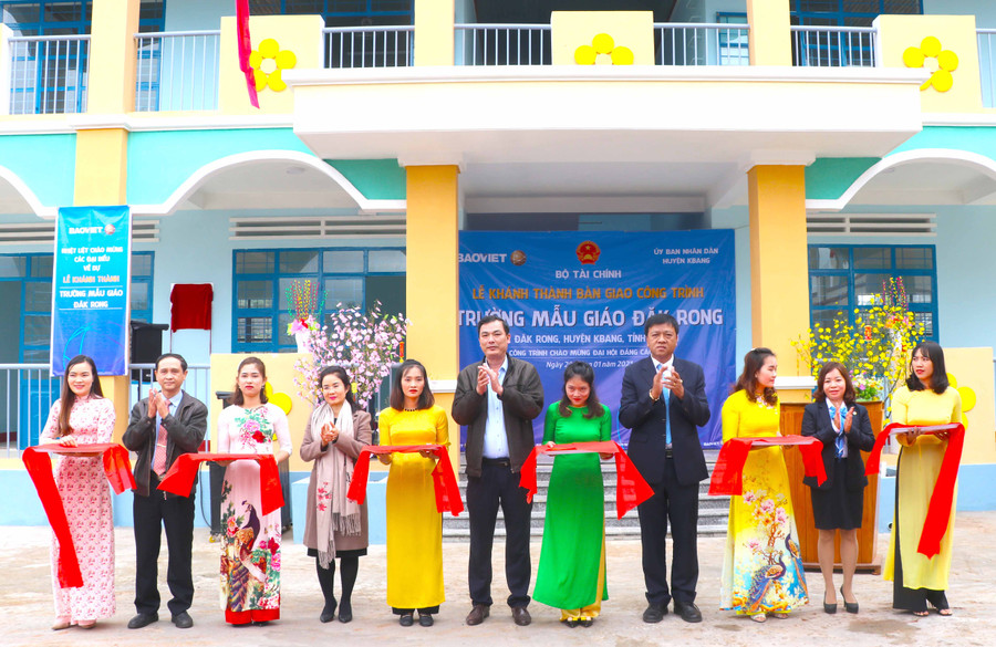 Cắt băng khánh thành Trường Mẫu giáo Đak Rong, xã Đak Rong, huyện Kbang. Ảnh Ngọc MInh
