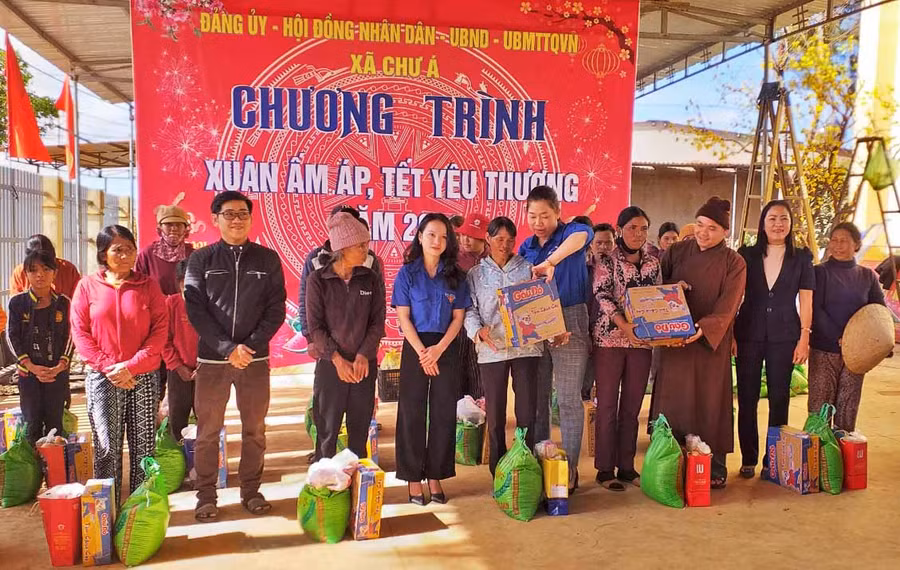 Đoàn trao quà cho các hộ nghèo, hộ cận nghèo, người khuyết tật và người cao tuổi trên địa bàn xã Chư Á. Ảnh: Hà Phương