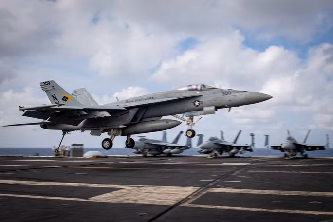 Chiến đấu cơ F/A-18E đáp xuống tàu sân bay Mỹ USS Theodore Roosevelt trong một chiến dịch đảm bảo tự do hàng hải hôm 20-1. Ảnh: USINDOPACOM