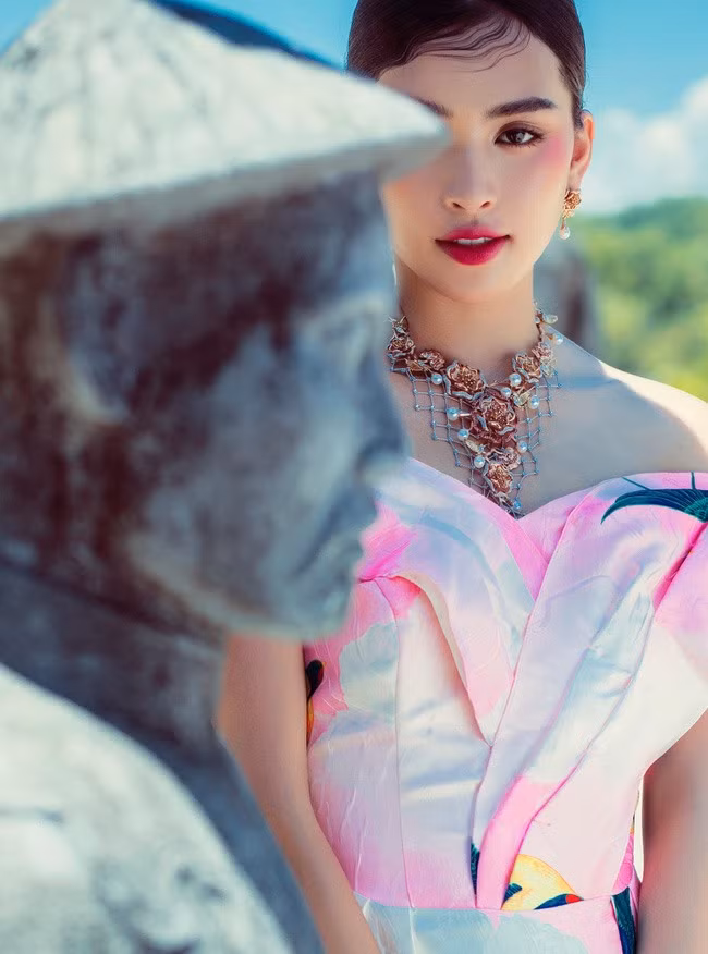 Người đẹp cũng không để xảy ra scandal nào trong quá trình gánh vác vương miện Hoa hậu Việt Nam. Ảnh: NSCC.