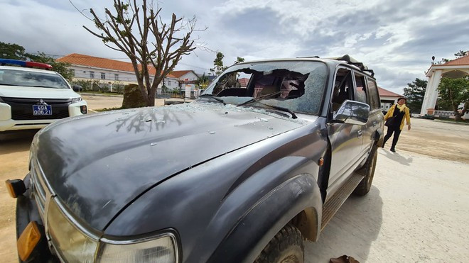Chiếc ô tô của ông A bị kẻ xấu đập phá. Ảnh: LÂM VIÊN